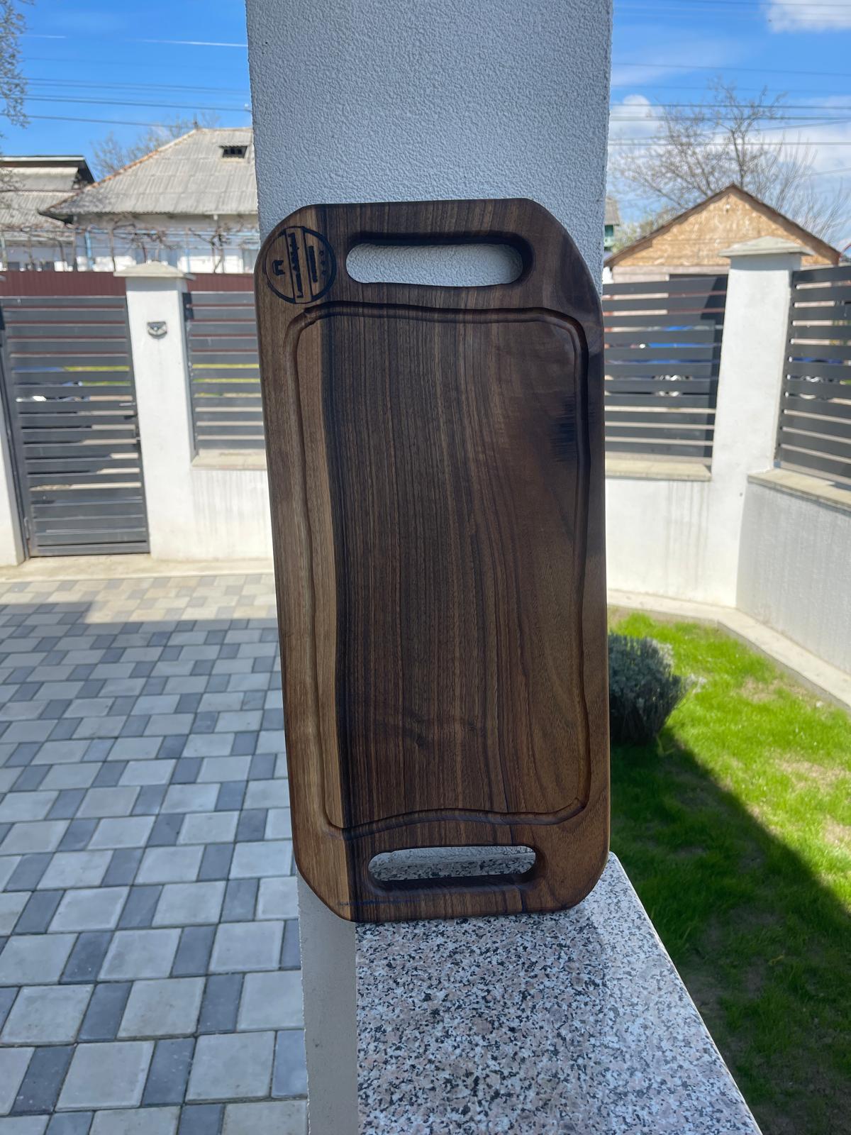 Tocător din lemn masiv de nuc 55x25 cm cu canal de scurgere pentru grăsimi