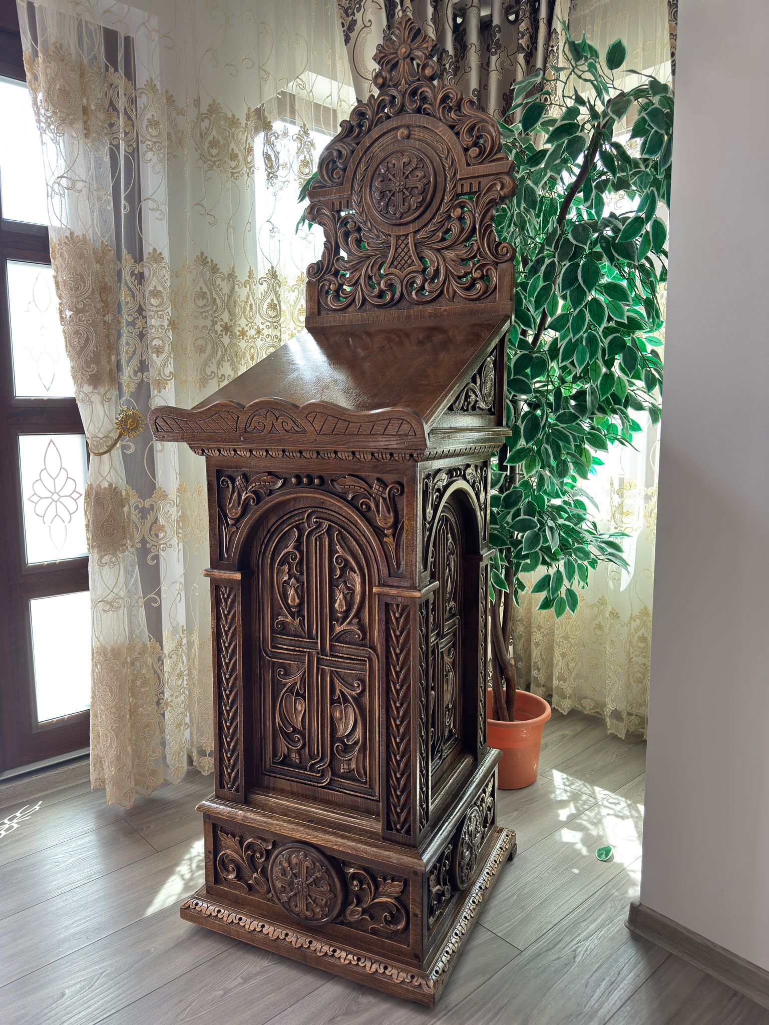 Analog de închinat sculptat manual din lemn masiv de stejar – piesă unicat
