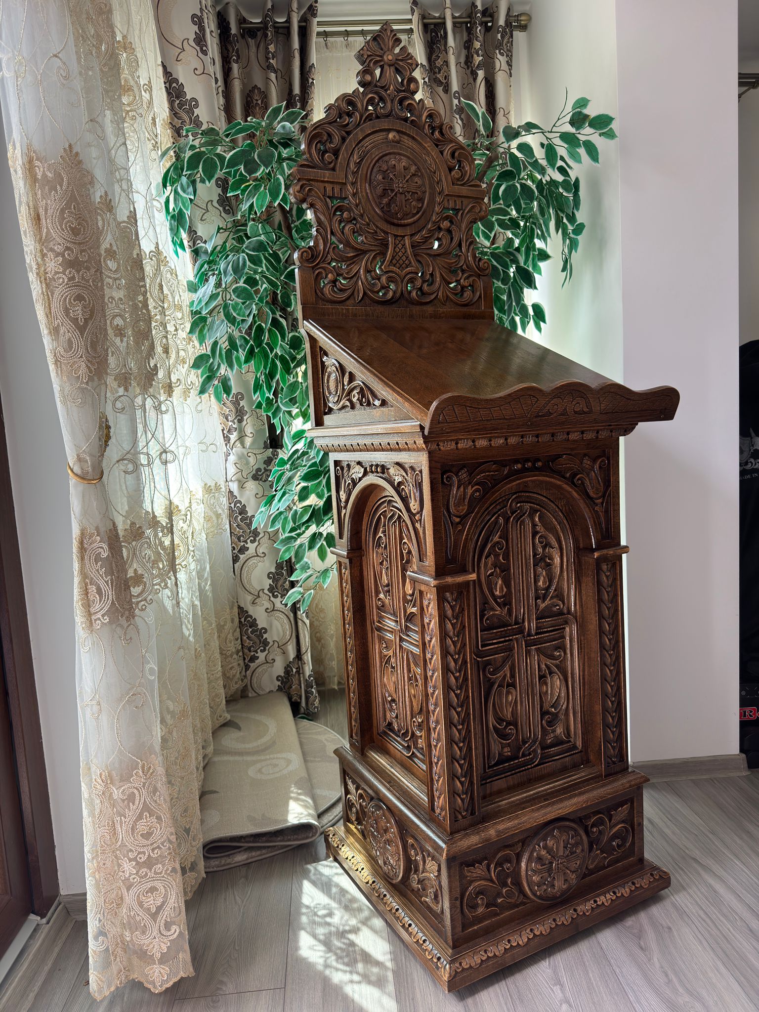 Analog de închinat sculptat manual din lemn masiv de stejar – piesă unicat - imagine 5