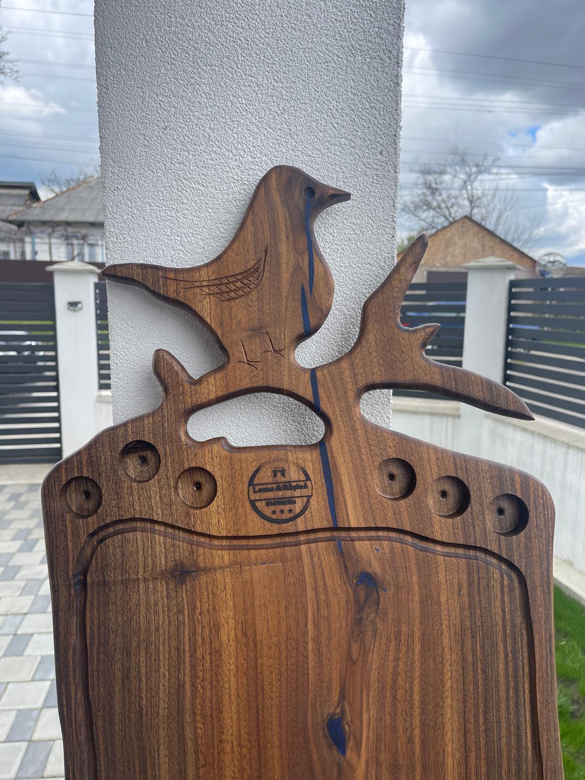 Tocător premium din nuc cu rășină epoxidică albastră și 6 locașuri pentru shot-uri – 67x40 cm - imagine 2