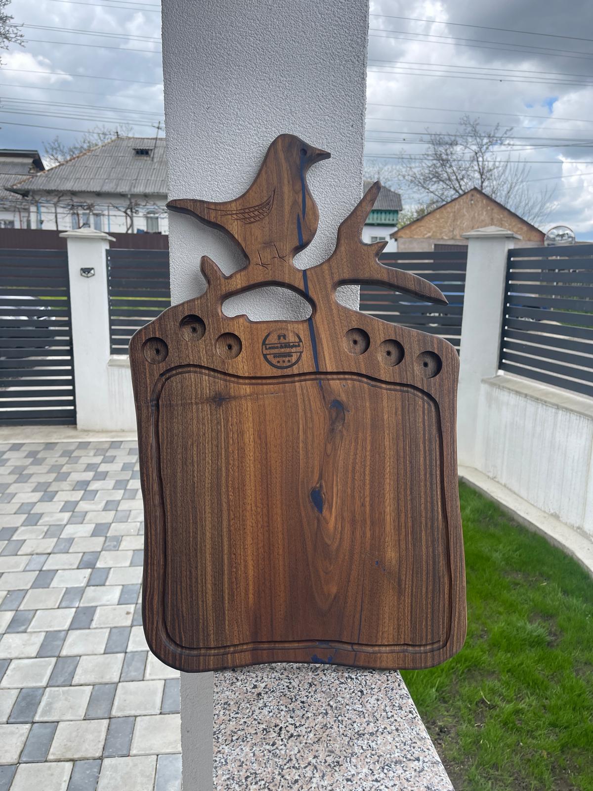 Tocător premium din nuc cu rășină epoxidică albastră și 6 locașuri pentru shot-uri – 67x40 cm - imagine 5