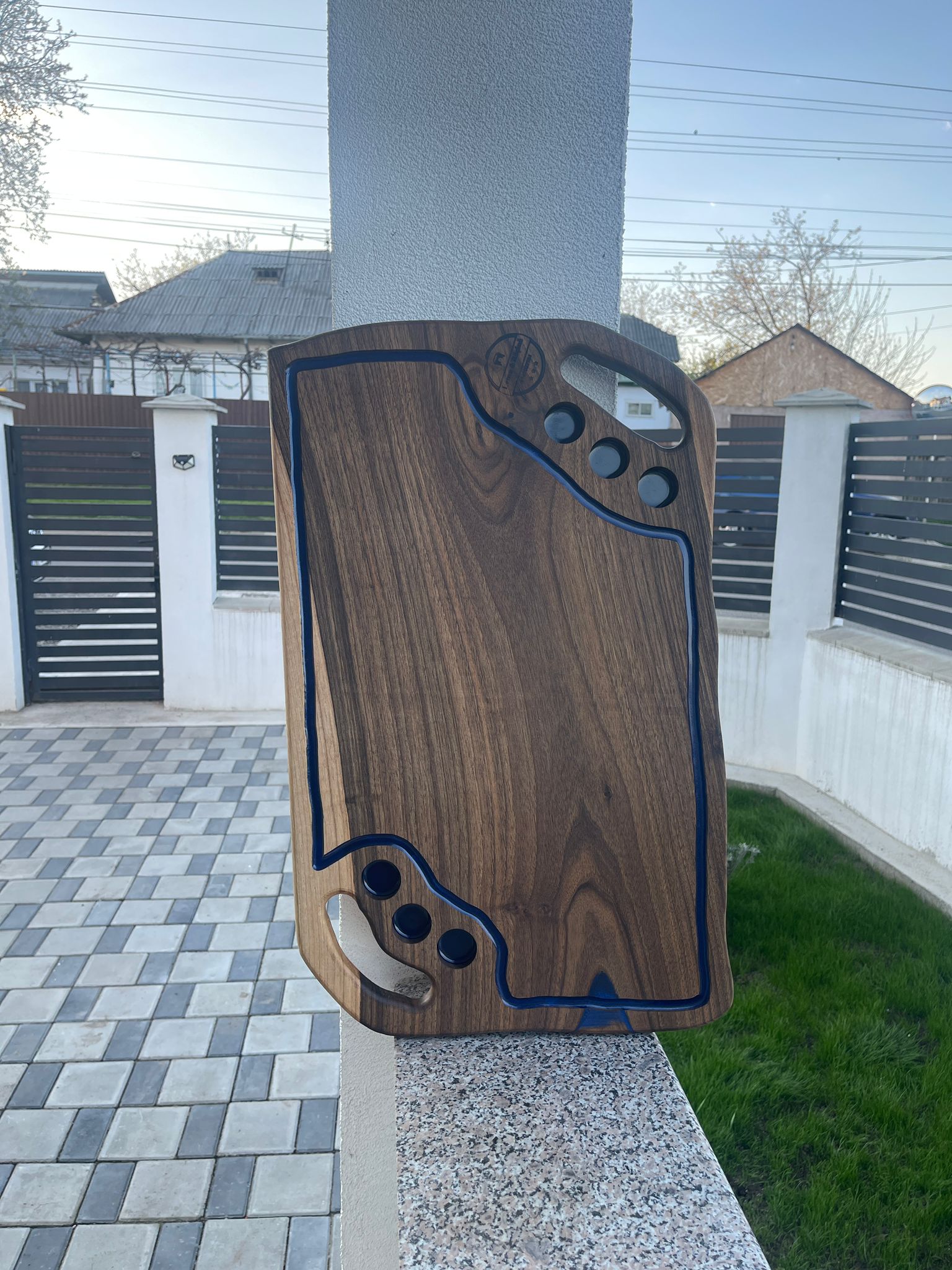 Tocător lemn nuc cu rășină epoxidică albastră 65x40 cm – 6 găuri shot, scurgător lichide, mânere integrate - imagine 2