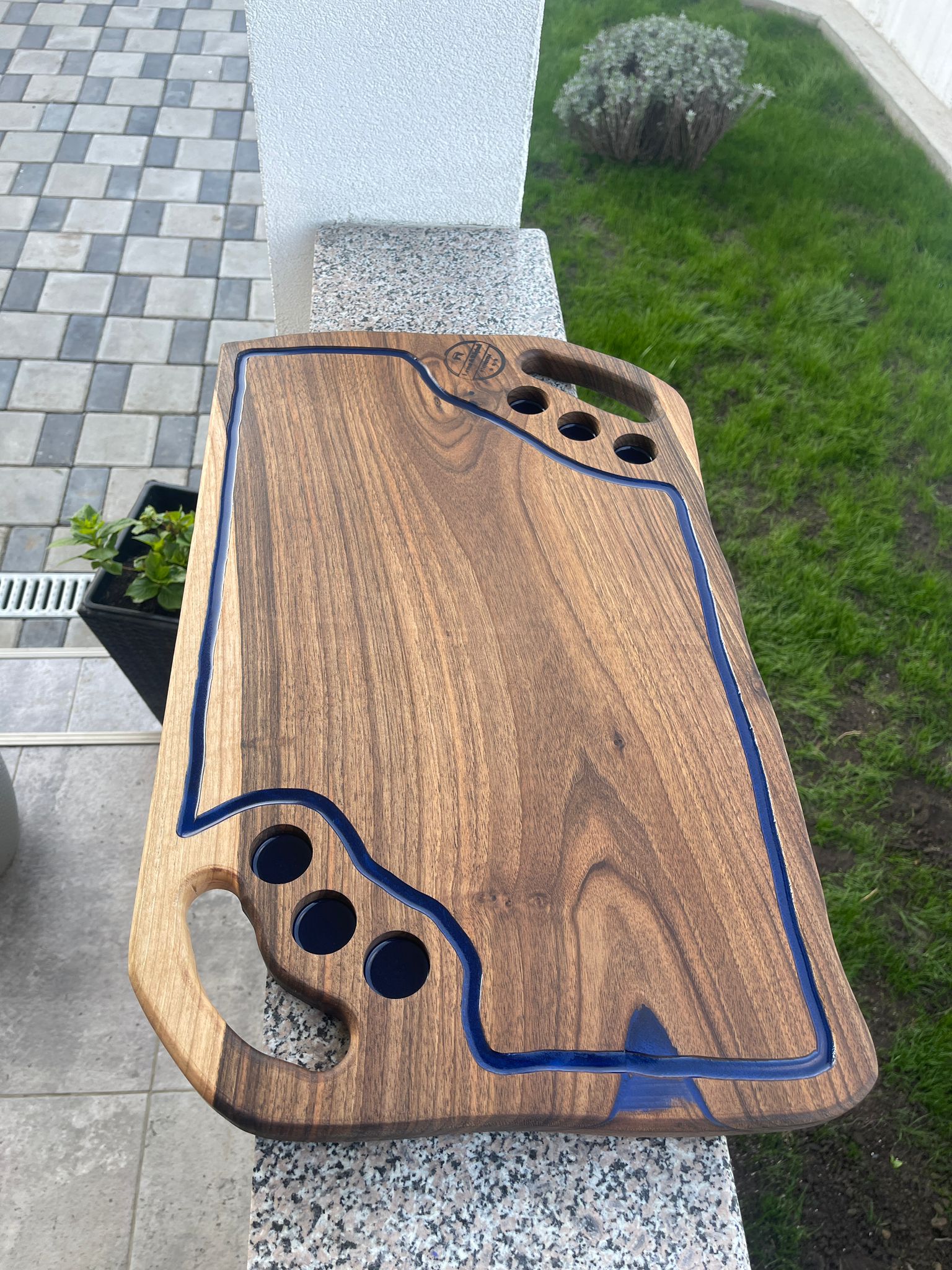 Tocător lemn nuc cu rășină epoxidică albastră 65x40 cm – 6 găuri shot, scurgător lichide, mânere integrate - imagine 3