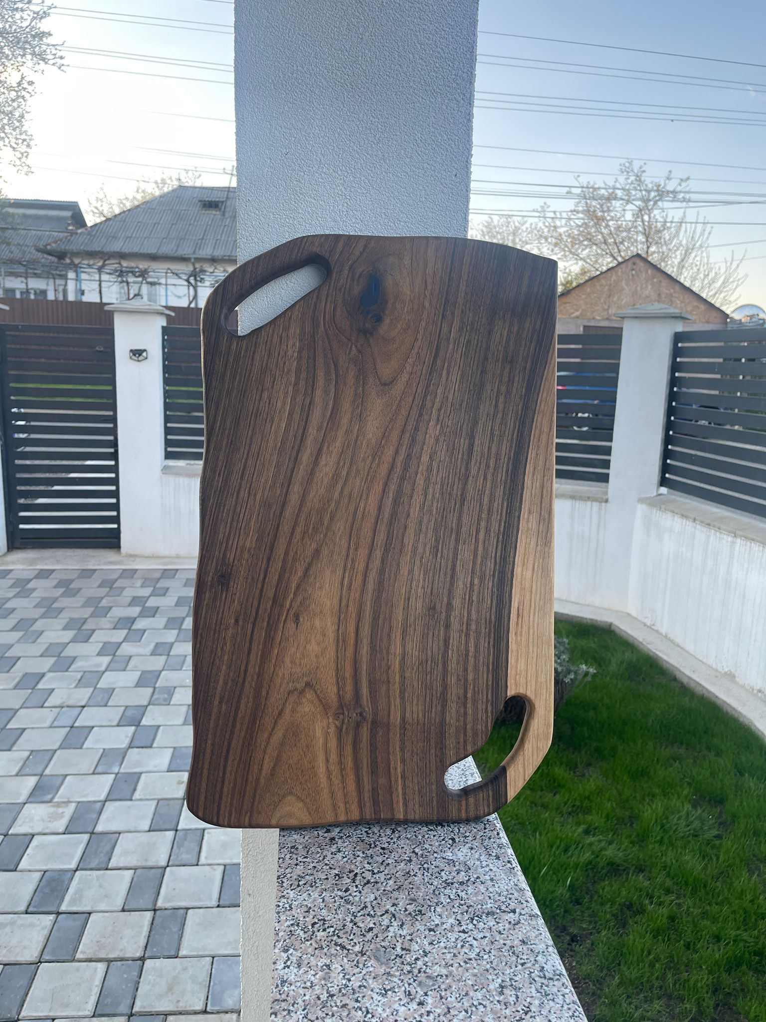 Tocător lemn nuc cu rășină epoxidică albastră 65x40 cm – 6 găuri shot, scurgător lichide, mânere integrate - imagine 5