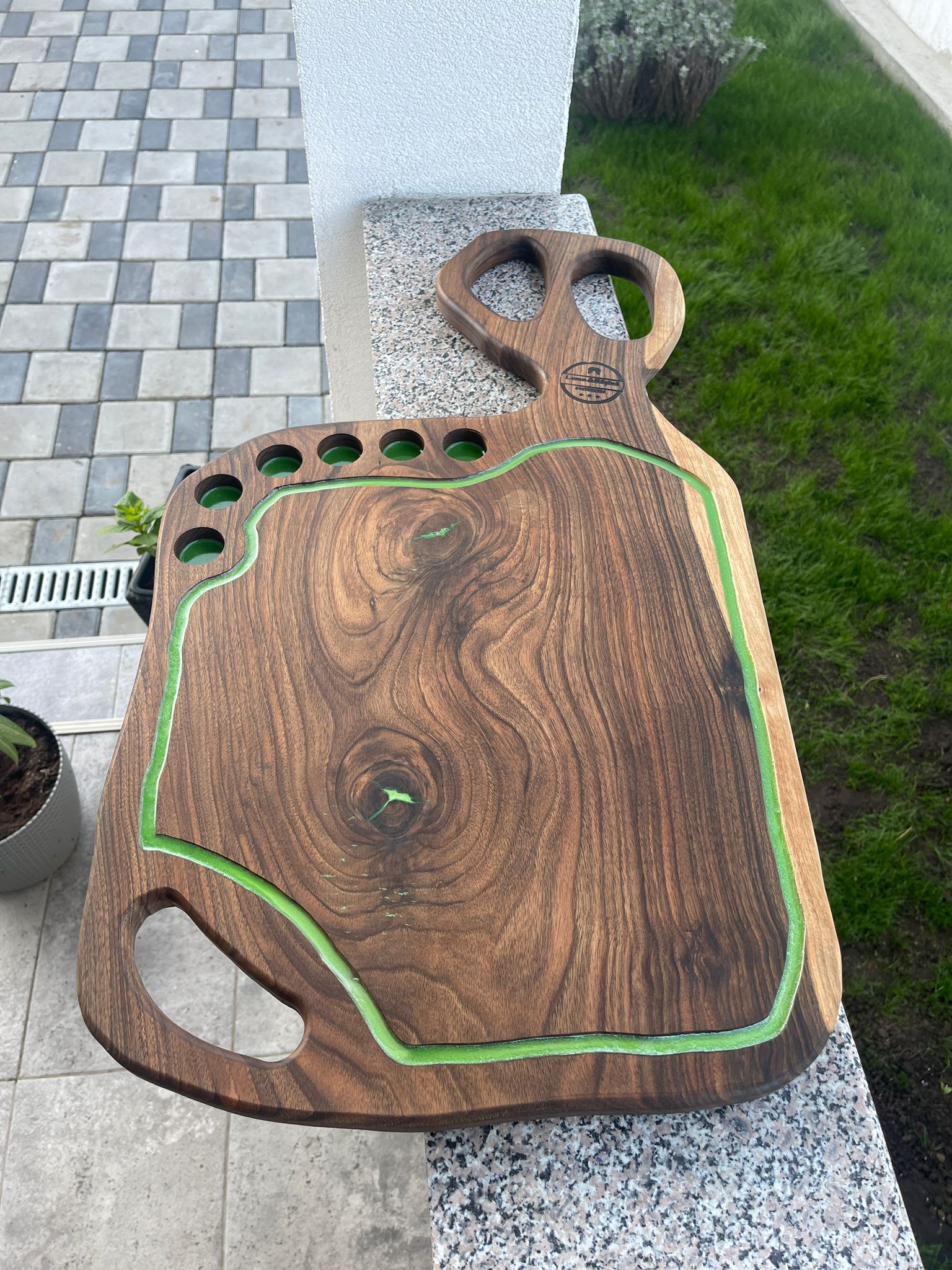 Tocător lemn nuc cu rășină epoxidică verde 80x40 cm – 6 găuri shot, scurgător grăsimi, mânere integrate rustice - imagine 3