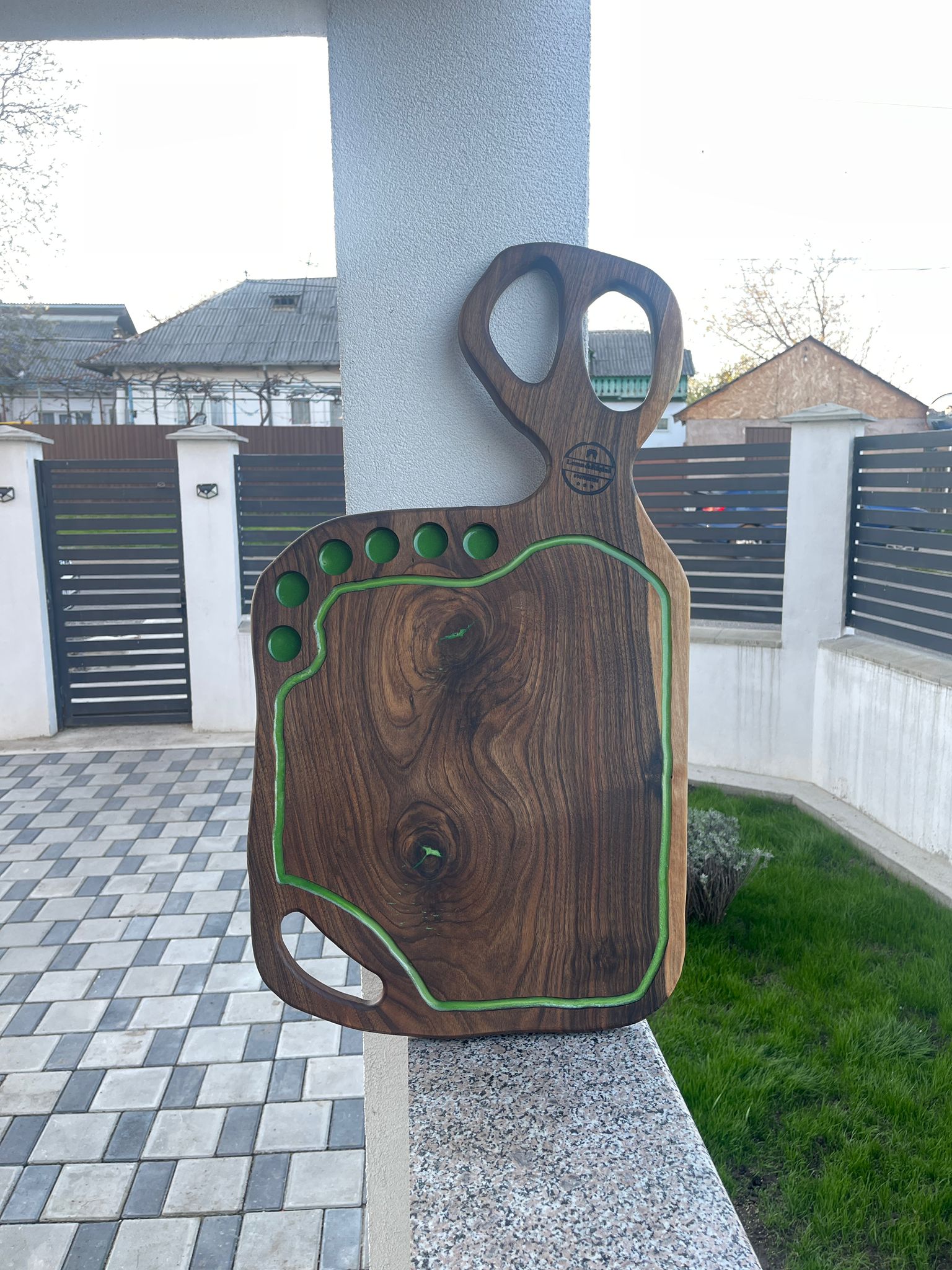 Tocător lemn nuc cu rășină epoxidică verde 80x40 cm – 6 găuri shot, scurgător grăsimi, mânere integrate rustice - imagine 4