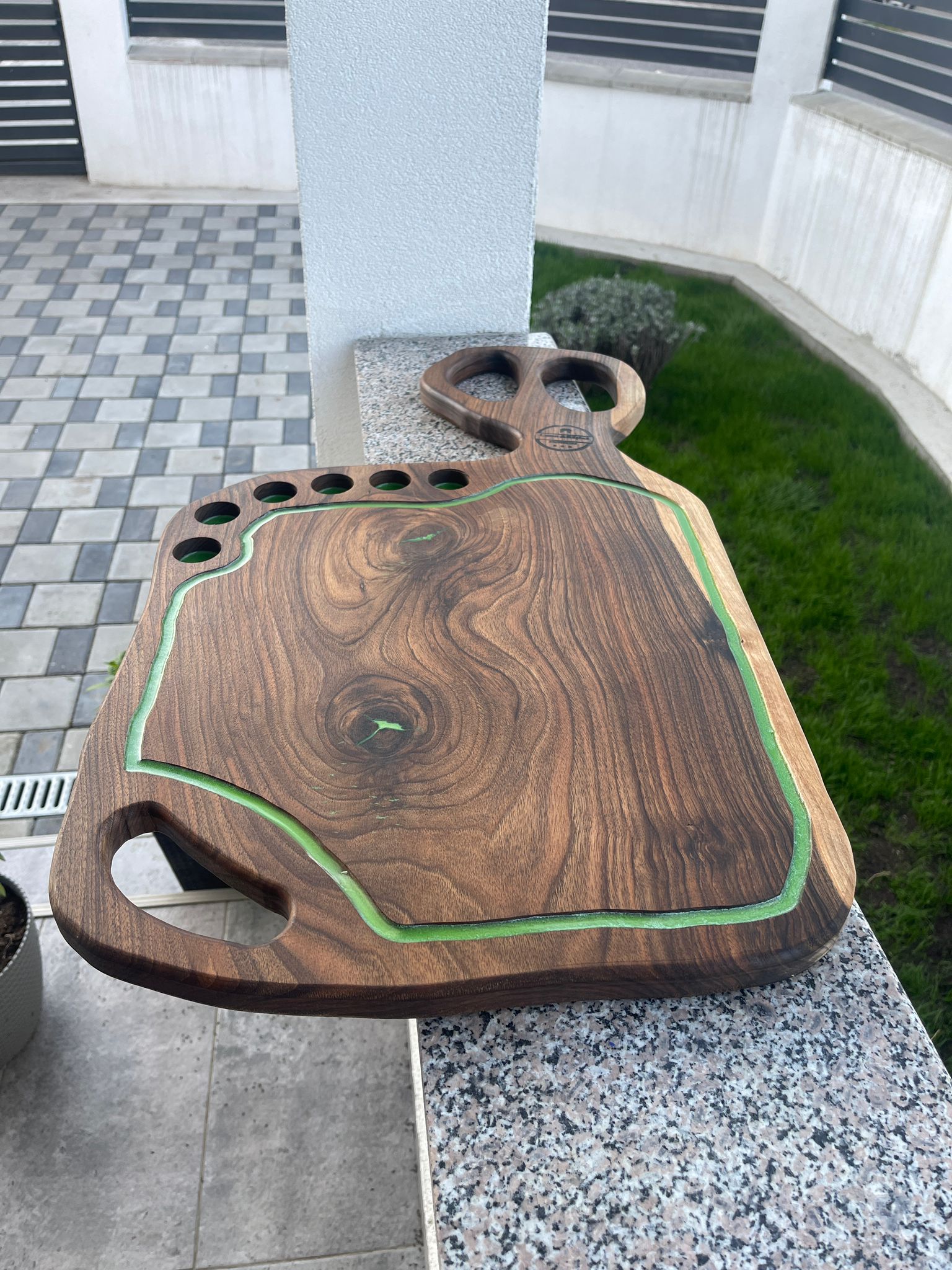 Tocător lemn nuc cu rășină epoxidică verde 80x40 cm – 6 găuri shot, scurgător grăsimi, mânere integrate rustice - imagine 5