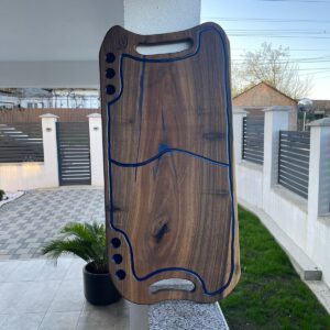 Tocător lemn nuc cu rășină epoxidică albastră 95x45 cm – 6 găuri shot, scurgător lichide