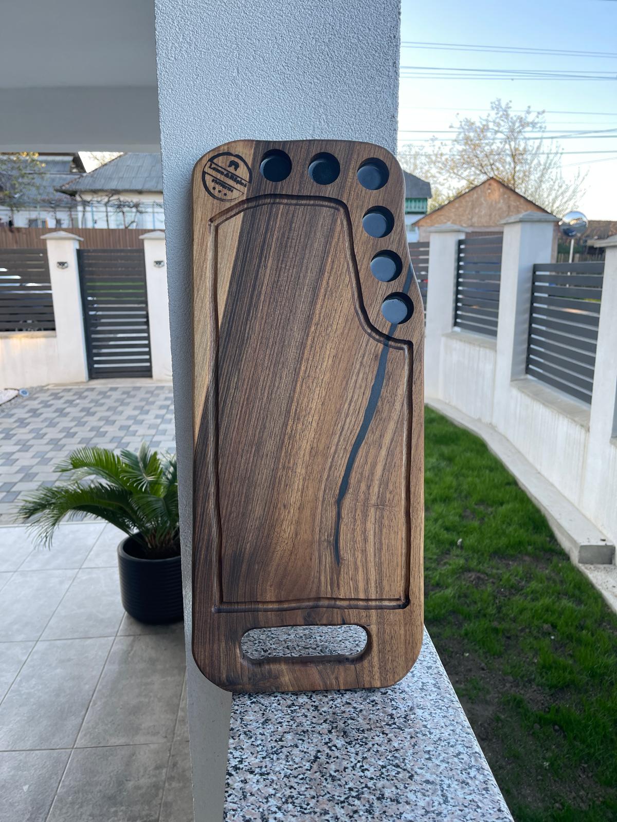 Tocător lemn nuc premium 60x25 cm cu rășină neagră – 6 găuri shot, canal scurgere lichide (handmade) - imagine 2