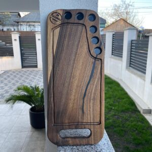 Tocător lemn nuc premium 60x25 cm cu rășină neagră – 6 găuri shot, canal scurgere lichide (handmade)