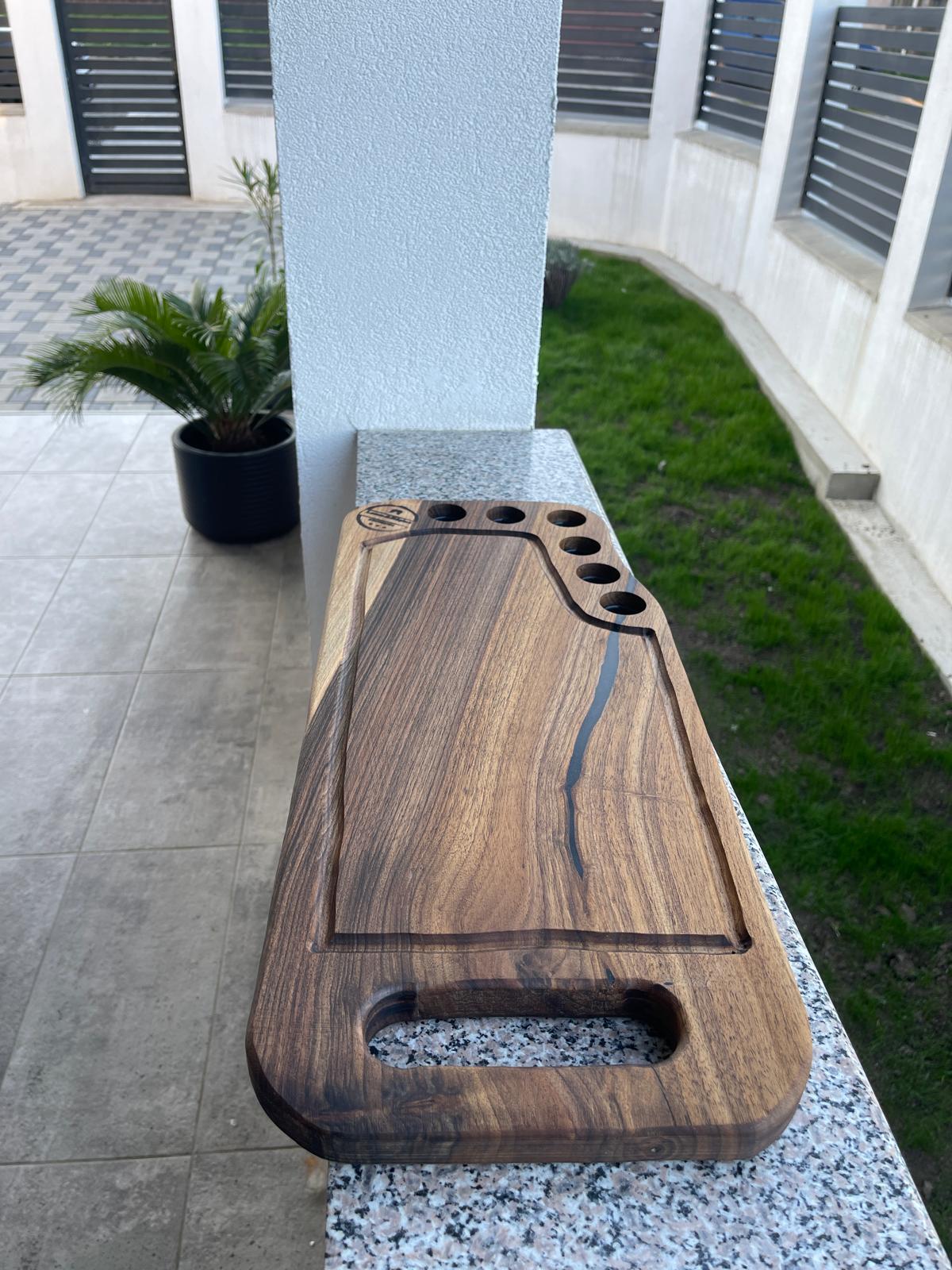 Tocător lemn nuc premium 60x25 cm cu rășină neagră – 6 găuri shot, canal scurgere lichide (handmade) - imagine 4