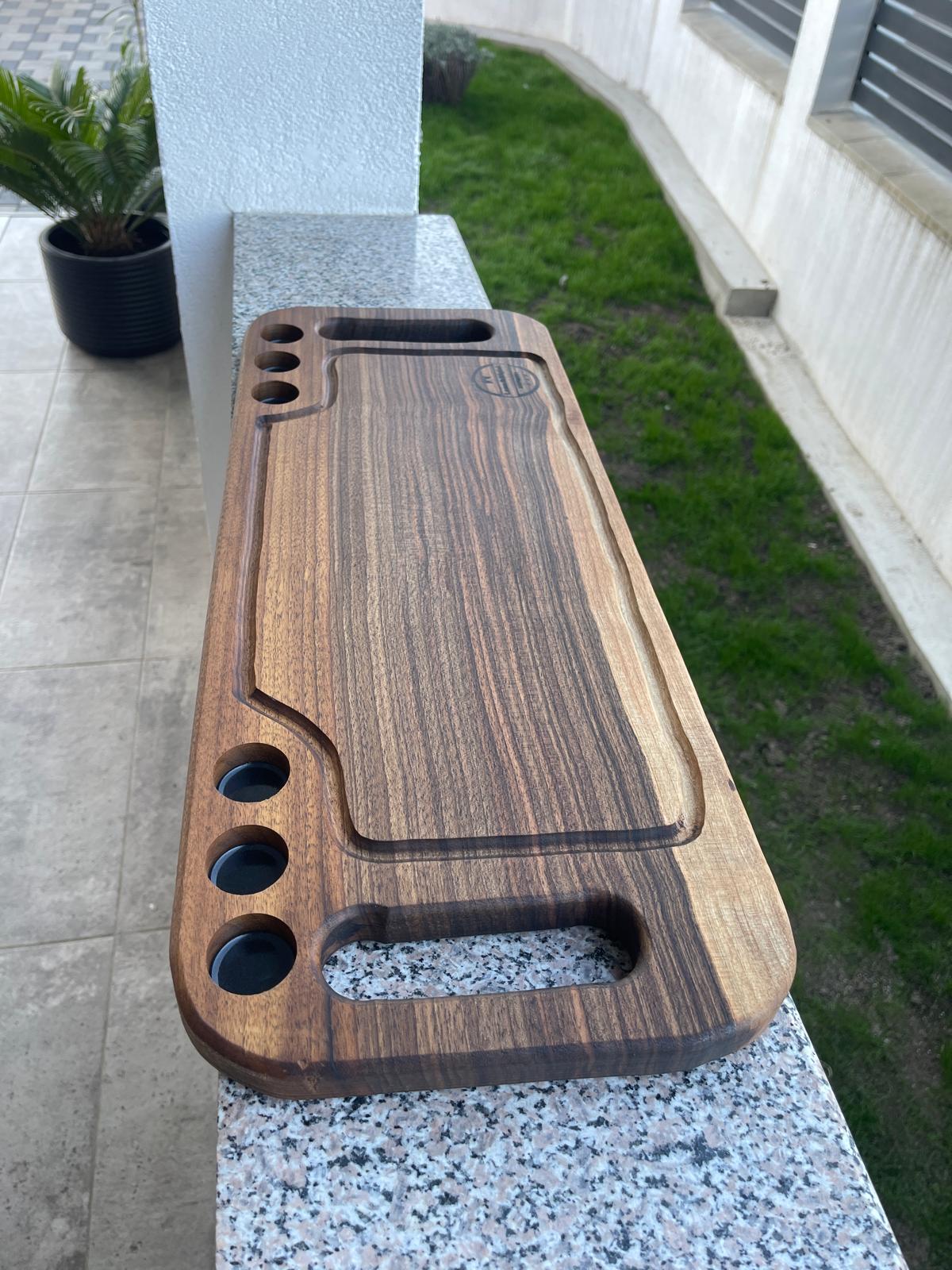 Tocător lemn nuc premium 65x25 cm – 6 găuri shot, canal scurgere lichide (handmade) - imagine 3