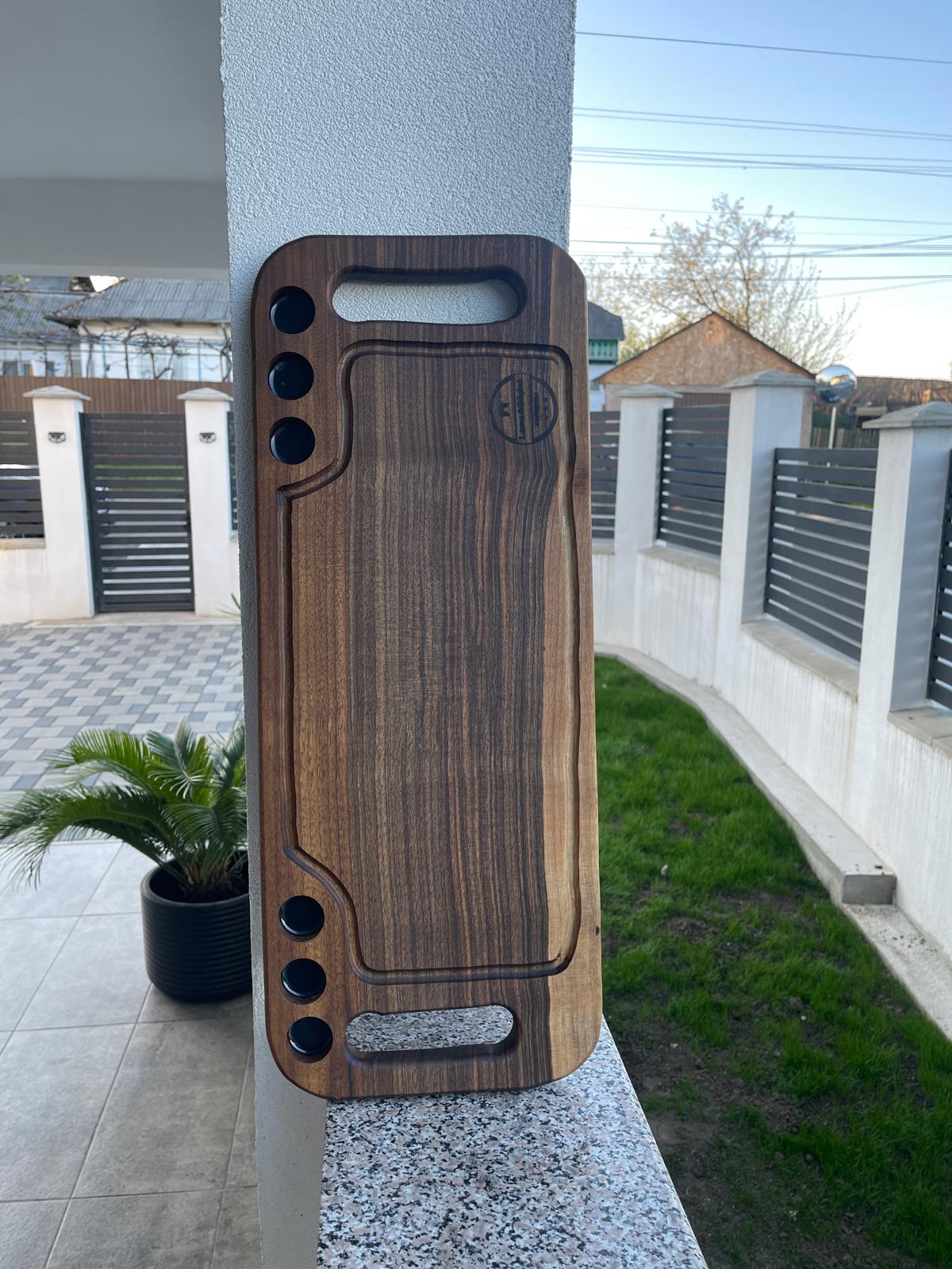 Tocător lemn nuc premium 65x25 cm – 6 găuri shot, canal scurgere lichide (handmade) - imagine 4