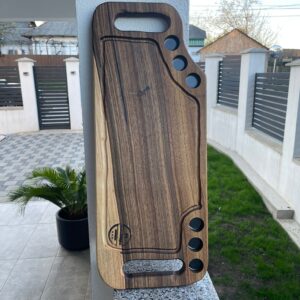 Tocător lemn nuc premium 65x25 cm – 6 găuri shot, canal scurgere lichide (handmade)