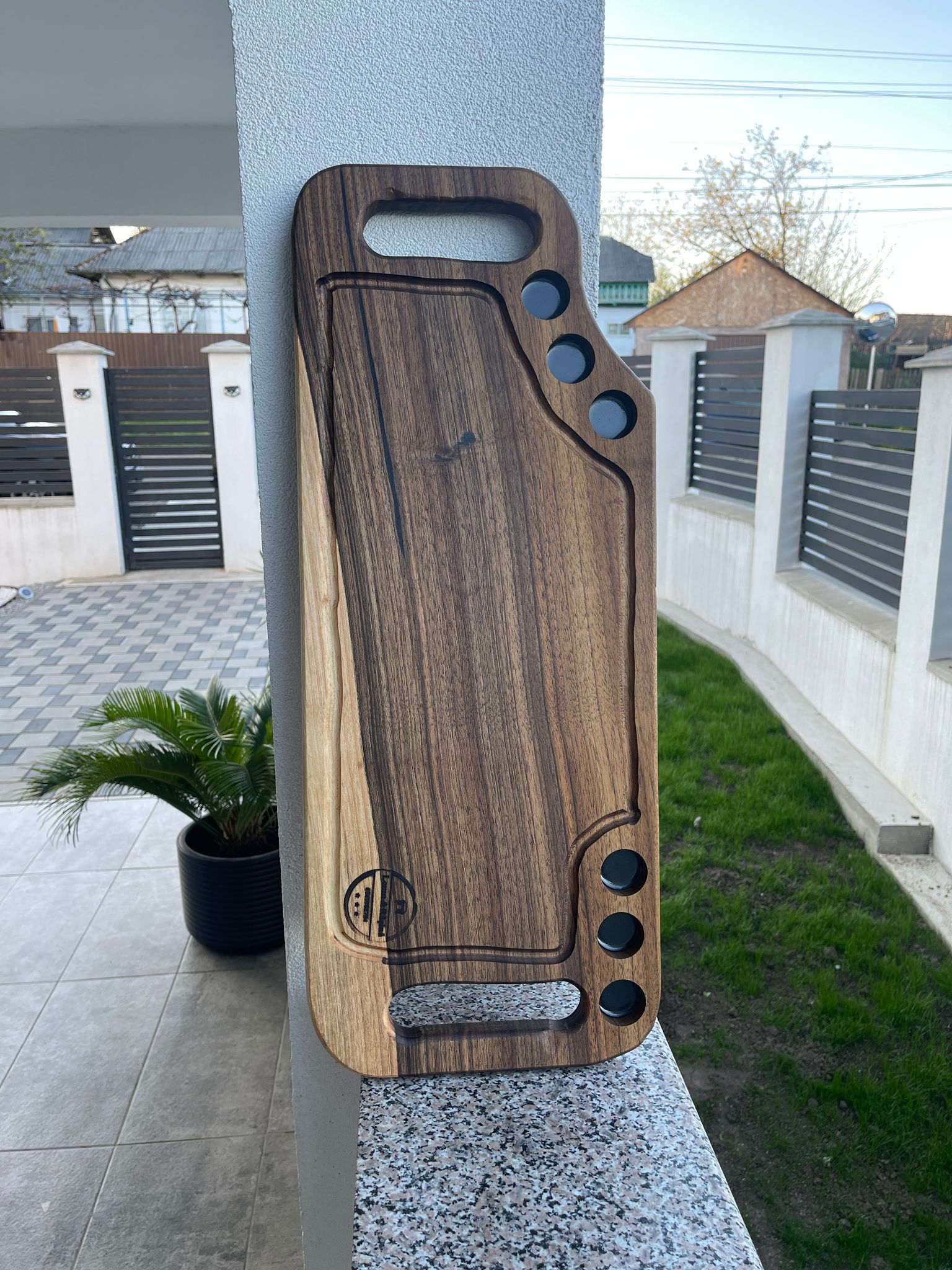 Tocător lemn nuc premium 65x25 cm – 6 găuri shot, canal scurgere lichide (handmade)