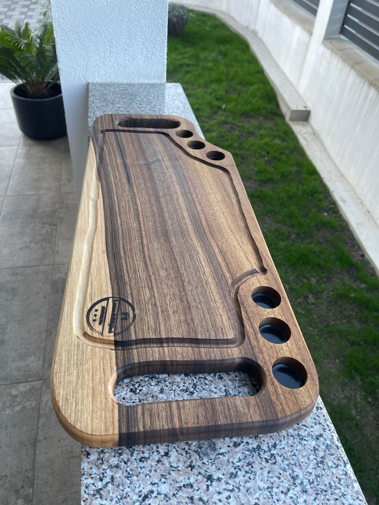 Tocător lemn nuc premium 65x25 cm – 6 găuri shot, canal scurgere lichide (handmade) - imagine 3