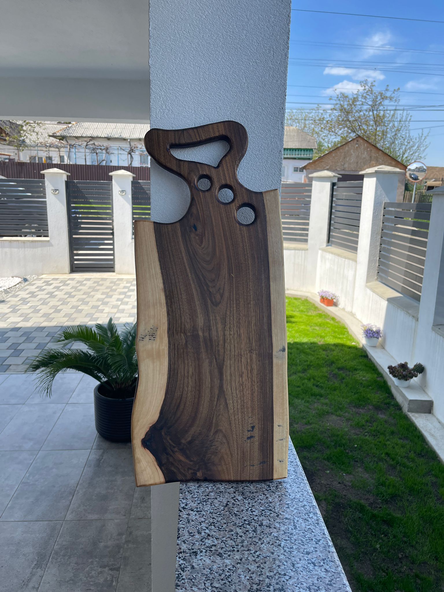Tocător lemn nuc premium 67x28 cm cu rășină epoxidică neagră – canal scurgere grăsimi (handmade) - imagine 2