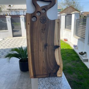 Tocător lemn nuc premium 67x28 cm cu rășină epoxidică neagră – canal scurgere grăsimi (handmade)