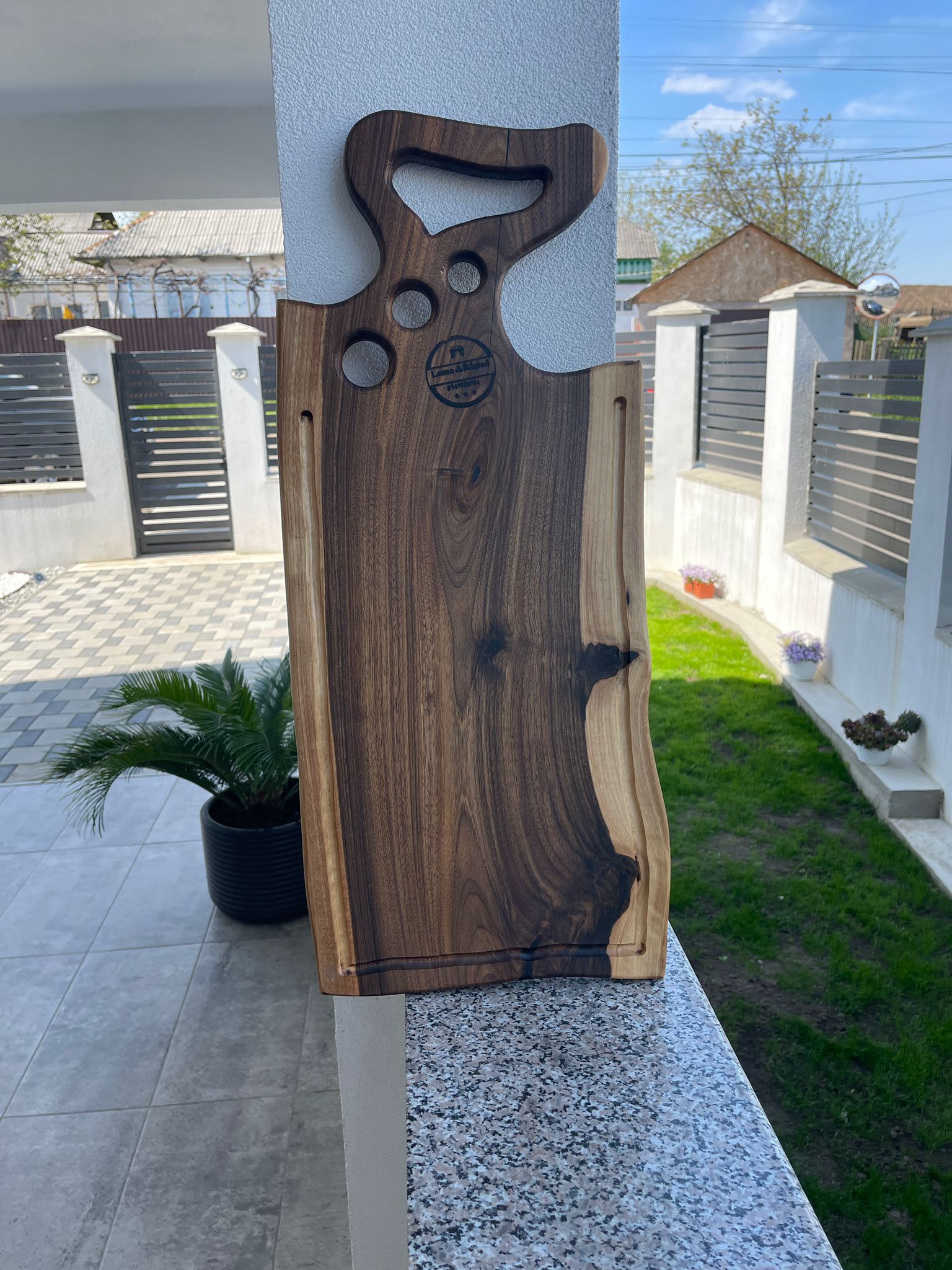 Tocător lemn nuc premium 67x28 cm cu rășină epoxidică neagră – canal scurgere grăsimi (handmade)
