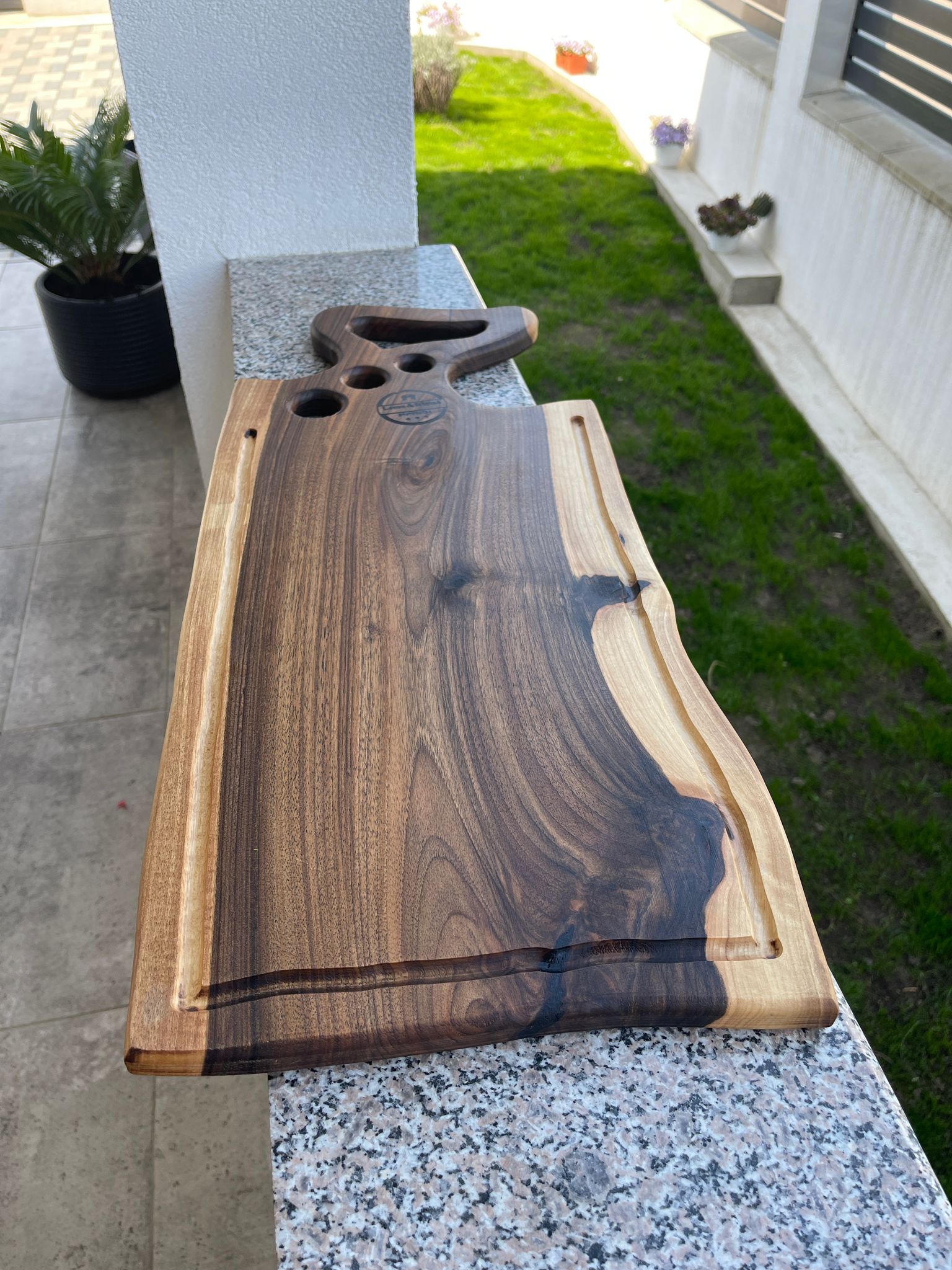 Tocător lemn nuc premium 67x28 cm cu rășină epoxidică neagră – canal scurgere grăsimi (handmade) - imagine 4