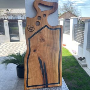 Tocător lemn cireș premium 67x30 cm cu rășină epoxidică neagră – design rustic handmade