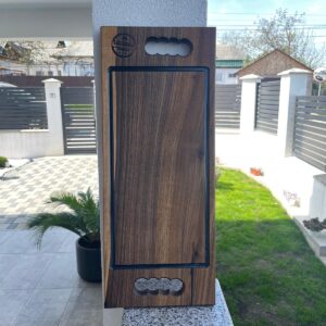 Tocător lemn nuc premium 63x26 cm cu rășină epoxidică neagră – design handmade elegant