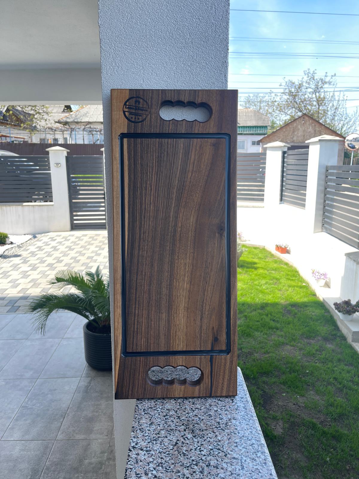 Tocător lemn nuc premium 63x26 cm cu rășină epoxidică neagră – design handmade elegant