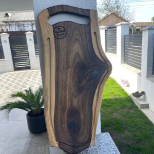 Tocător lemn nuc premium 62x27 cm cu rășină epoxidică neagră – design rustic handmade