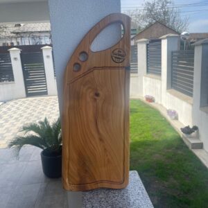 Tocător lemn cireș premium 65x25 cm cu inserții din rășină epoxidică neagră – handmade rustic