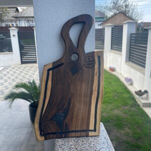 Tocător lemn nuc premium 53x28 cm cu rășină epoxidică neagră – handmade rustic