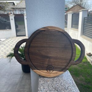 Platou rotund premium din lemn de nuc 50 cm cu rășină epoxidică neagră și mânere integrate
