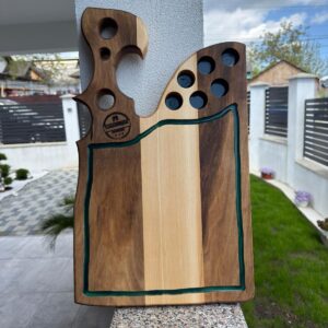 Tocător / Platou Premium din Lemn de Nuc și Paltin cu rășină epoxidică Dark Green – 58x33x3,5 cm