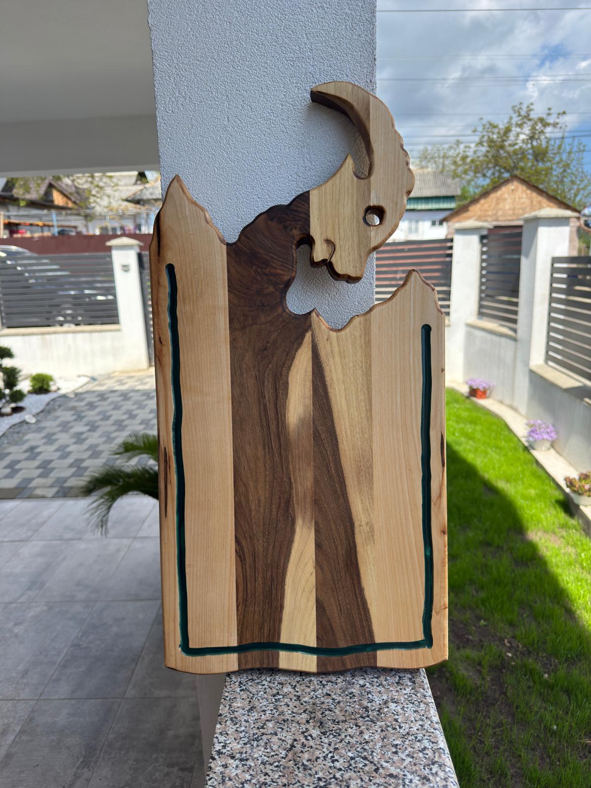 Tocător / Platou Premium din Lemn de Nuc și Paltin cu rășină epoxidică Dark Green – 68x34x3,5 cm - imagine 4