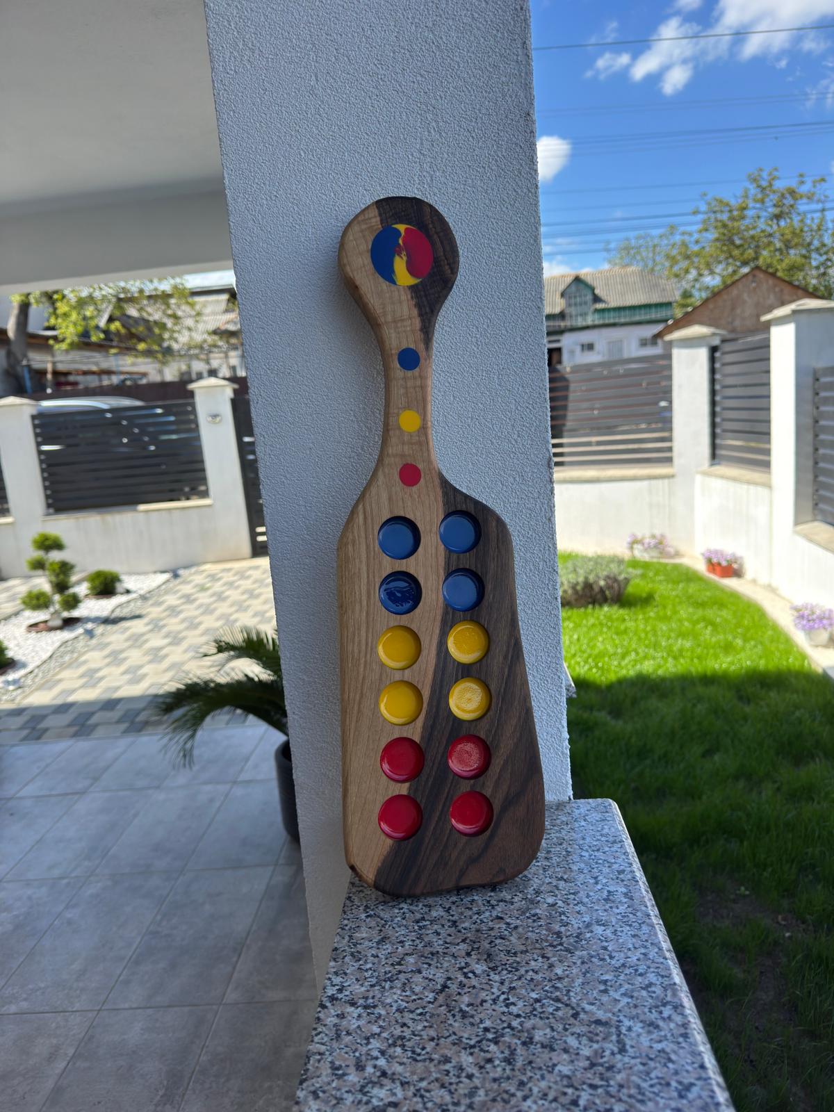 Tavă Shot Handmade din Lemn de Nuc – 55x15 cm cu 12 Găuri și Rășină Tricolor