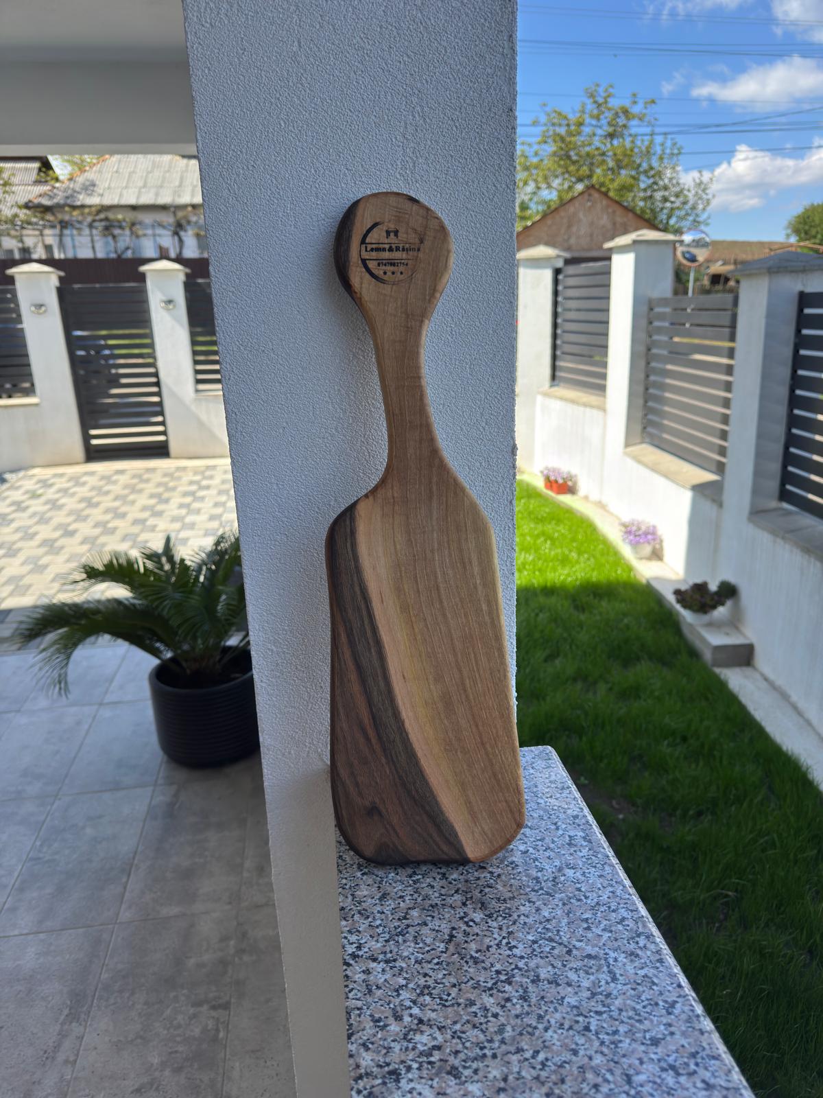 Tavă Shot Handmade din Lemn de Nuc – 55x15 cm cu 12 Găuri și Rășină Tricolor - imagine 4