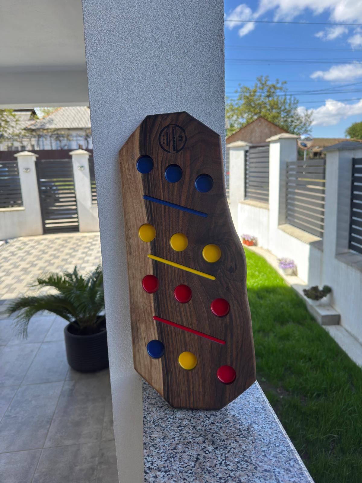 Tavă Shot Handmade din Lemn de Nuc – 55x22 cm cu 12 Găuri și Design Tricolor