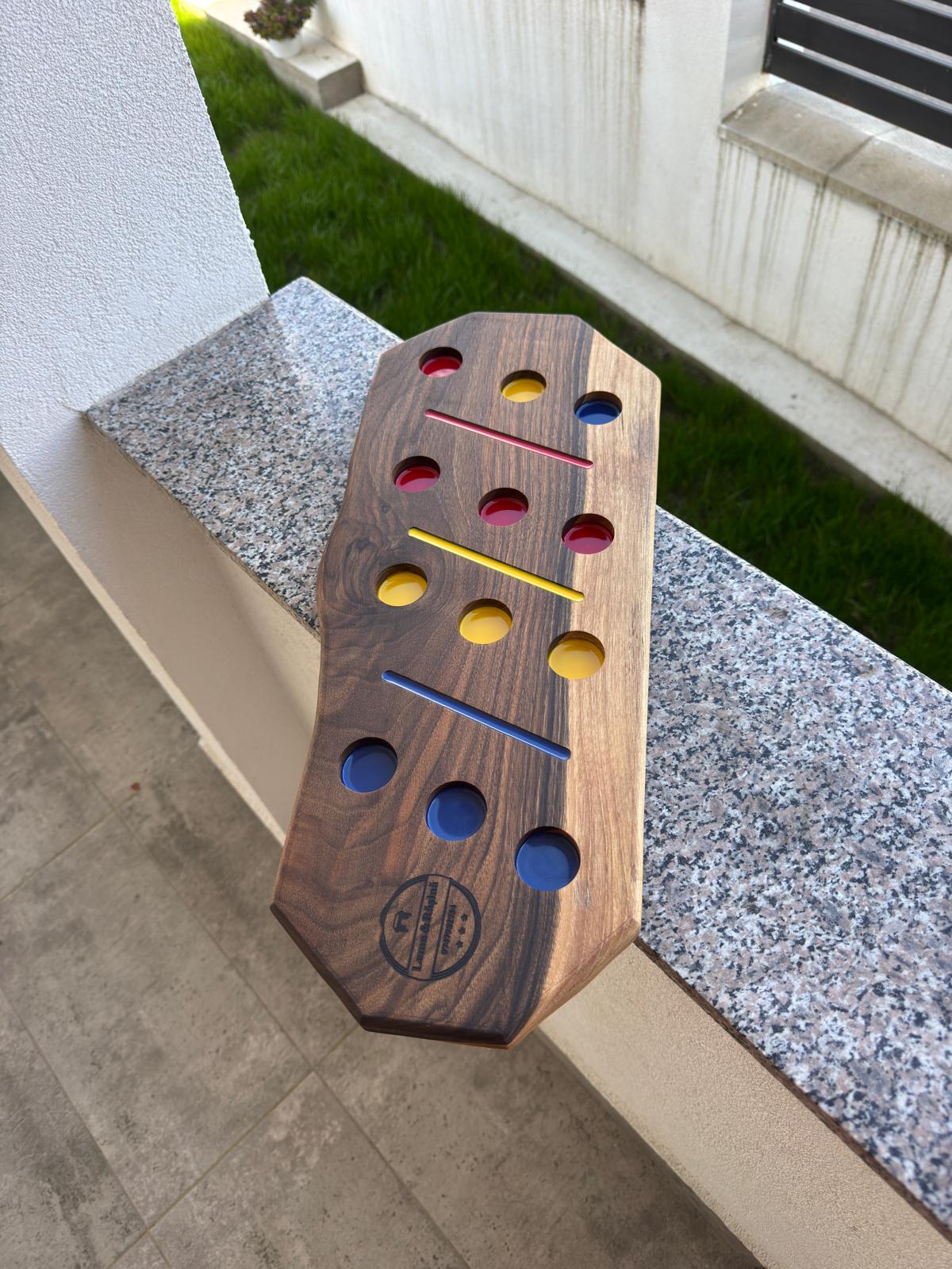 Tavă Shot Handmade din Lemn de Nuc – 55x22 cm cu 12 Găuri și Design Tricolor - imagine 4