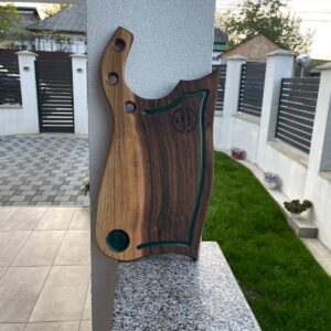 Tocător Handmade Tip Satâr din Lemn de Nuc – 50x22 cm cu Canal Scurgere și Compartiment Sos