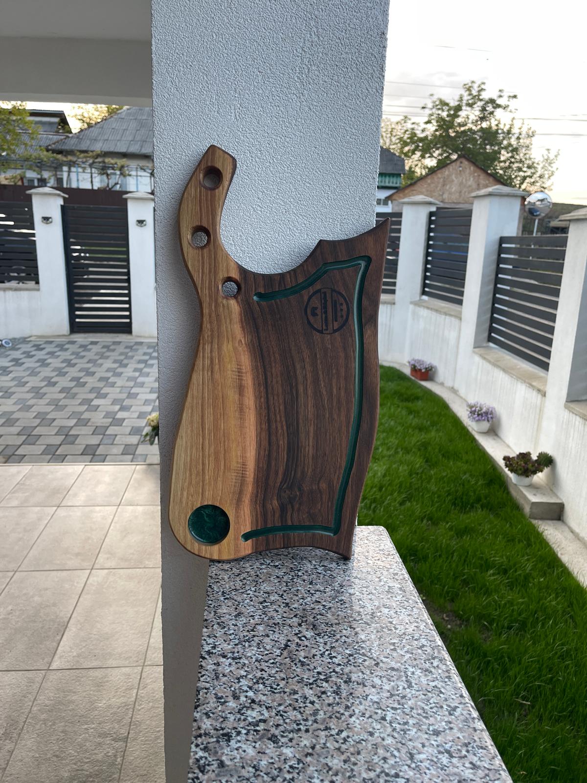 Tocător Handmade Tip Satâr din Lemn de Nuc – 50x22 cm cu Canal Scurgere și Compartiment Sos