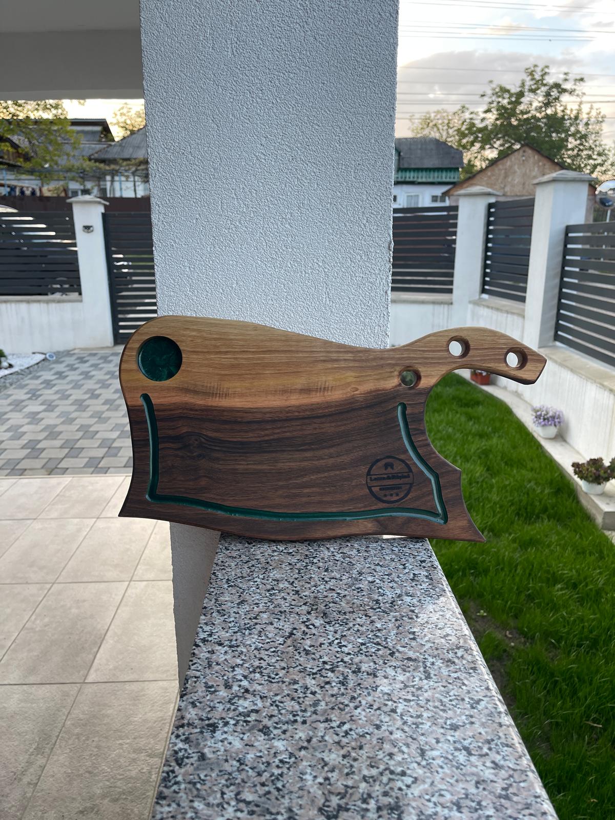 Tocător Handmade Tip Satâr din Lemn de Nuc – 50x22 cm cu Canal Scurgere și Compartiment Sos - imagine 3