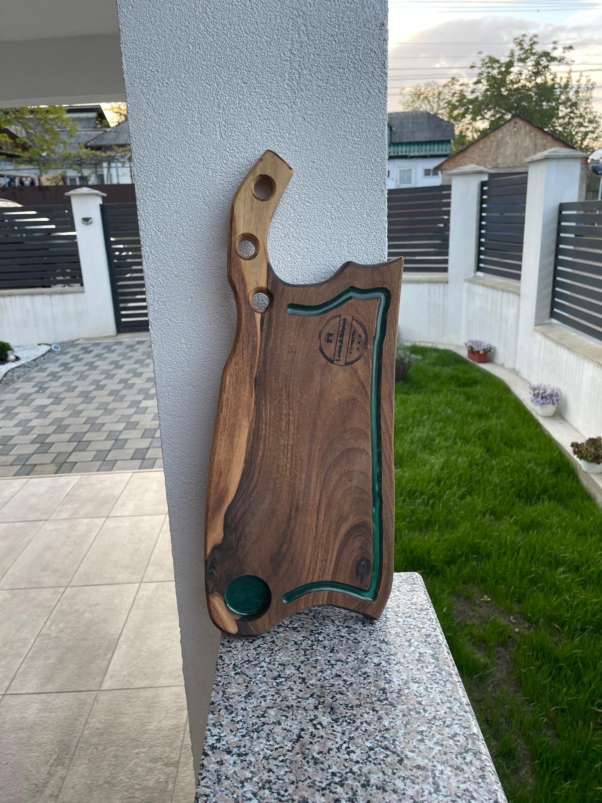 Tocător Handmade Tip Satâr din Lemn de Nuc – 50x22 cm cu Canal Scurgere și Compartiment Sos - imagine 2