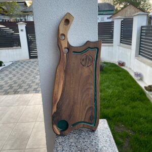 Tocător Handmade Tip Satâr din Lemn de Nuc – 50x22 cm cu Canal Scurgere și Compartiment Sos