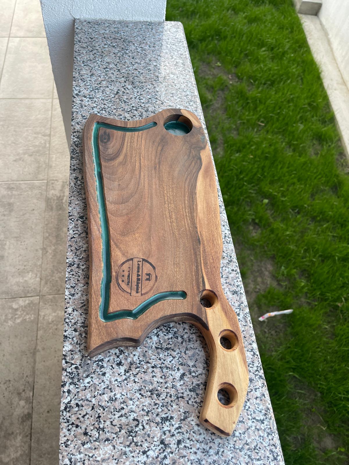 Tocător Handmade Tip Satâr din Lemn de Nuc – 50x22 cm cu Canal Scurgere și Compartiment Sos - imagine 3