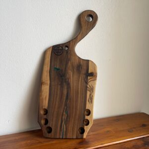 Tocător Premium din Lemn Masiv de Nuc cu Rășină Epoxidică Verde – 6 Găuri Shot – Handmade Unicat 68x30 cm