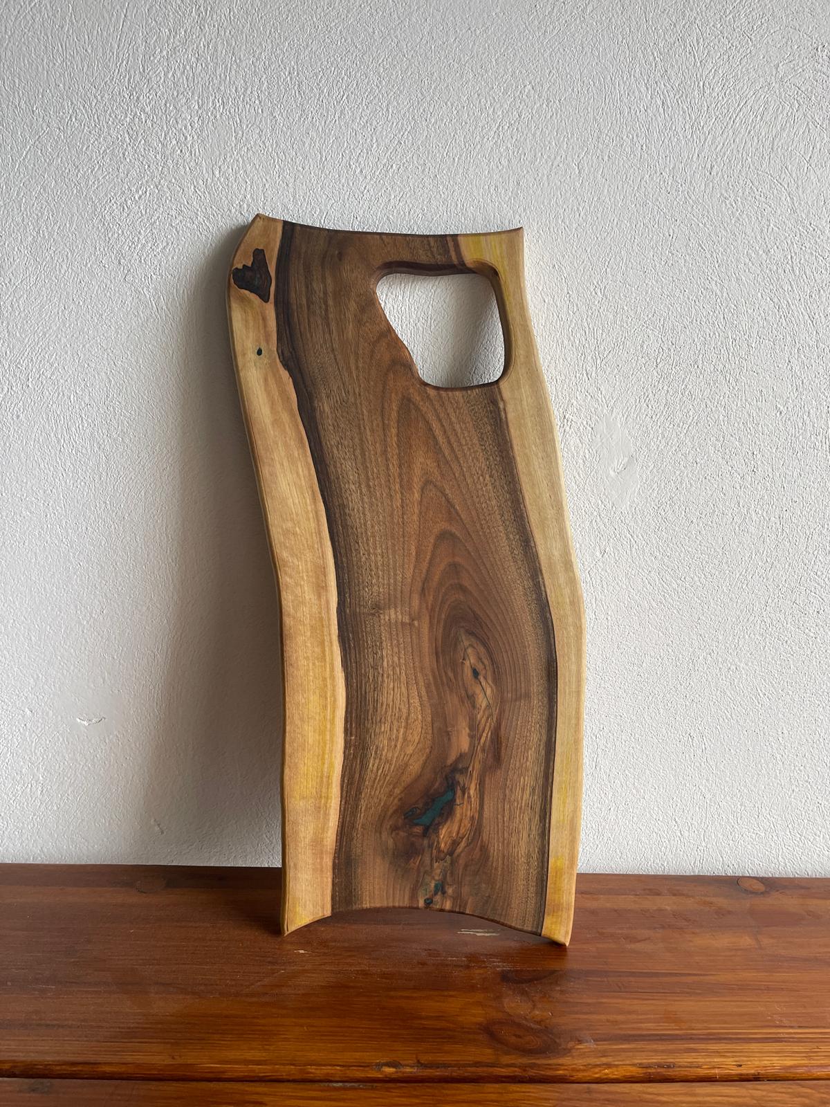 Tocător Premium Handmade din Lemn Masiv de Nuc cu Rășină Epoxidică Verde – 55x25 cm - imagine 2
