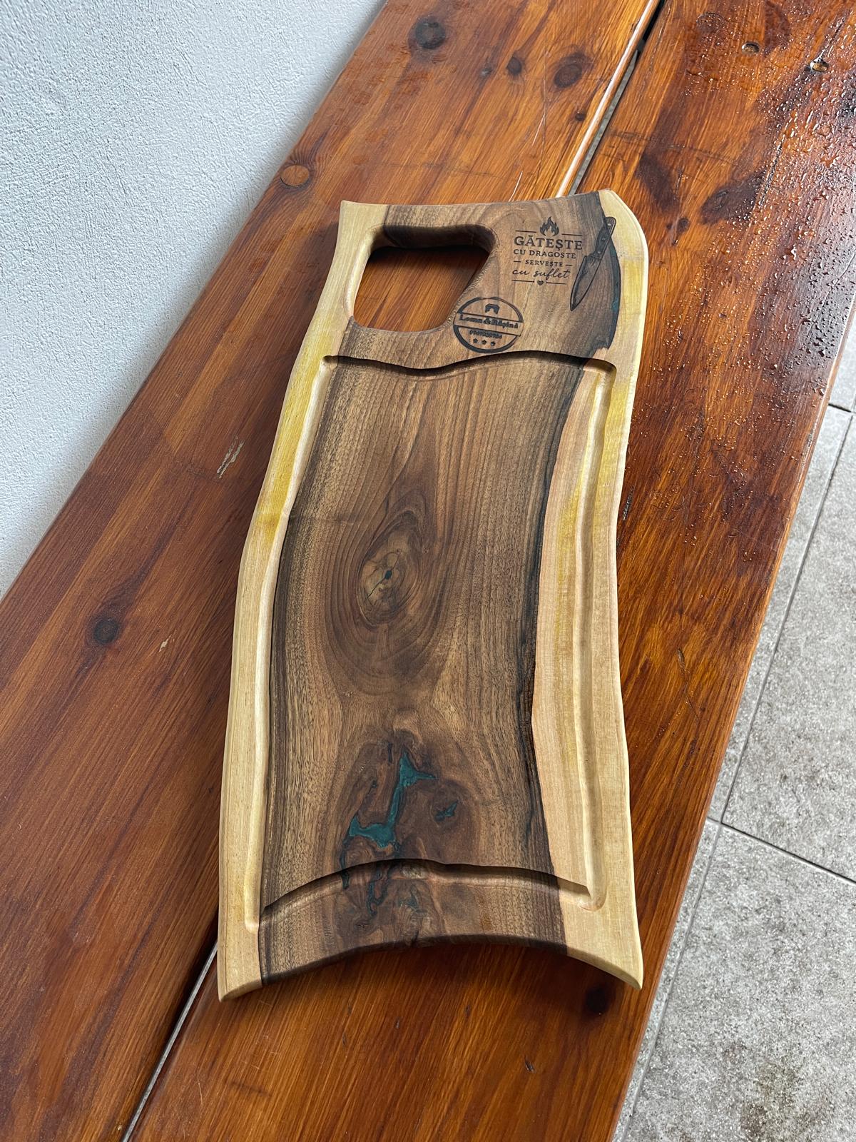 Tocător Premium Handmade din Lemn Masiv de Nuc cu Rășină Epoxidică Verde – 55x25 cm - imagine 3
