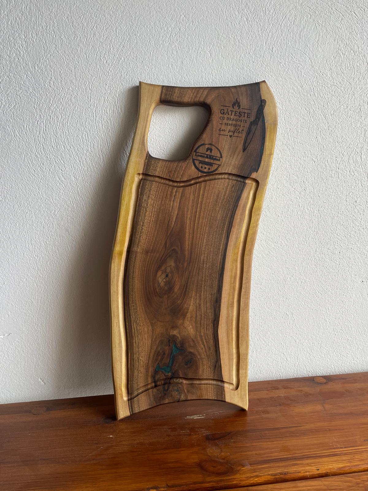 Tocător Premium Handmade din Lemn Masiv de Nuc cu Rășină Epoxidică Verde – 55x25 cm - imagine 4