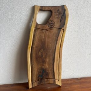 Tocător Premium Handmade din Lemn Masiv de Nuc cu Rășină Epoxidică Verde – 55x25 cm