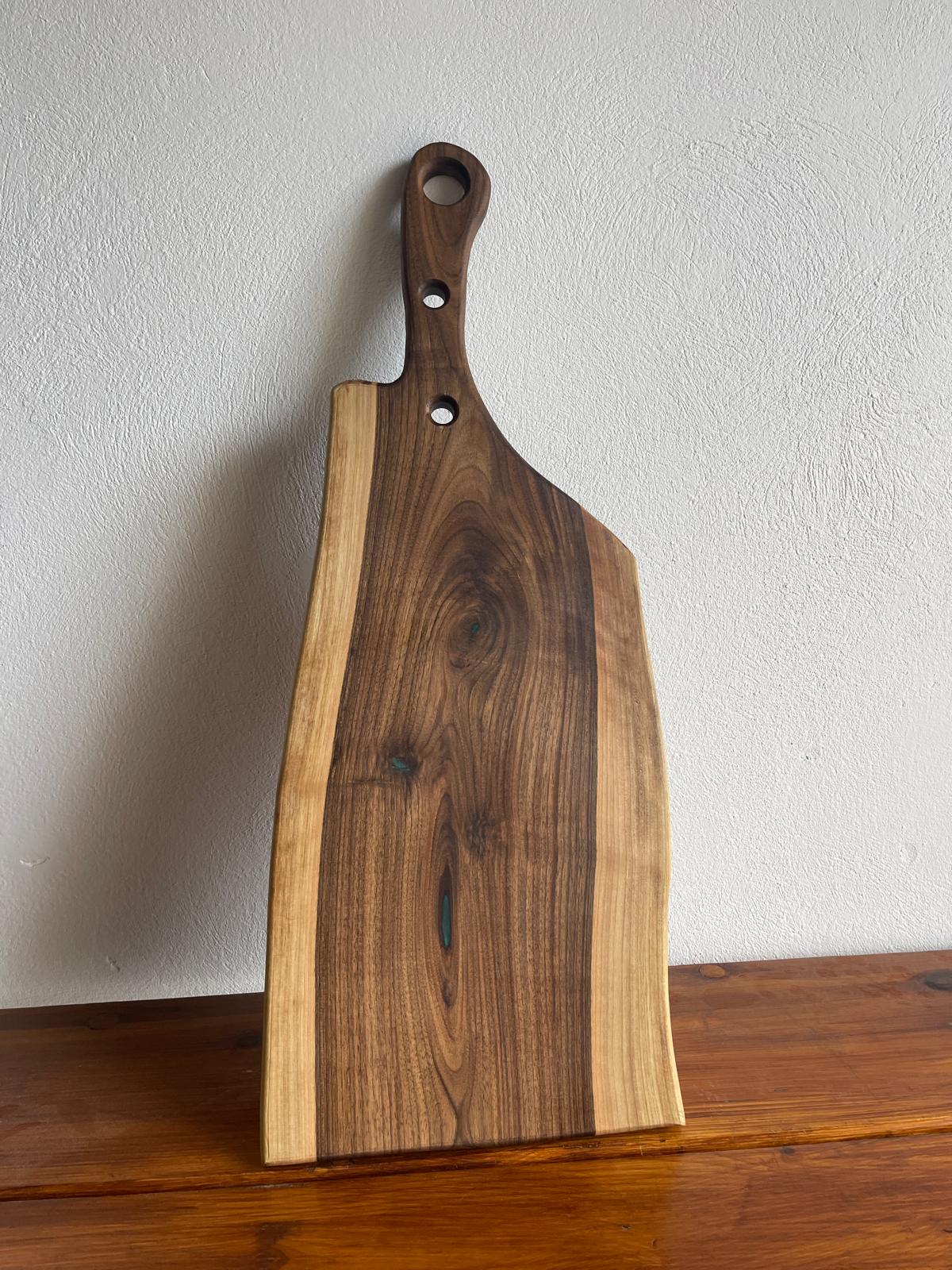 Tocător Premium Handmade din Lemn Masiv de Nuc cu 6 Găuri Shot și Rășină Epoxidică Verde – 78x30 cm - imagine 2