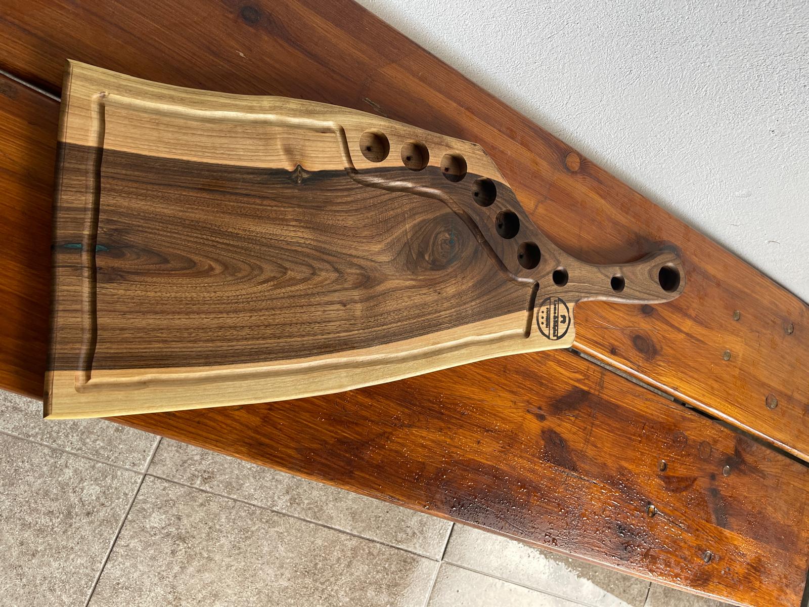 Tocător Premium Handmade din Lemn Masiv de Nuc cu 6 Găuri Shot și Rășină Epoxidică Verde – 78x30 cm - imagine 3